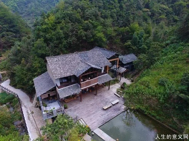 最美精神家园:夫妻俩逃离都市,在山村造宅过逍遥人生
