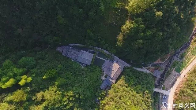 最美精神家园:夫妻俩逃离都市,在山村造宅过逍遥人生
