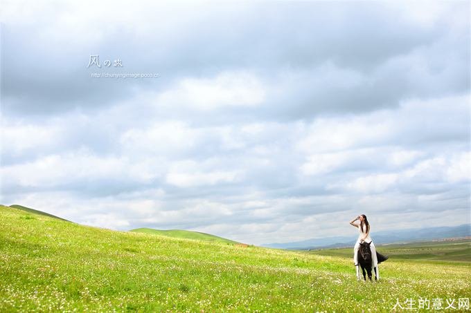 我多么希望像大地、天空、烈火和风一样的爱这个世界,不管你是谁,你在大地上漫撒鲜花、香水、如云的锦帛、黄金,还是向大地倾泻粪土、呕吐物、毒药,大地依然那么深沉而宁静地爱着你。