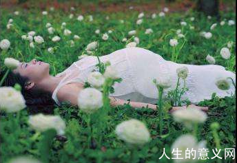 超验主义者愿意相信大自然就是神圣的母体,是神的化身。