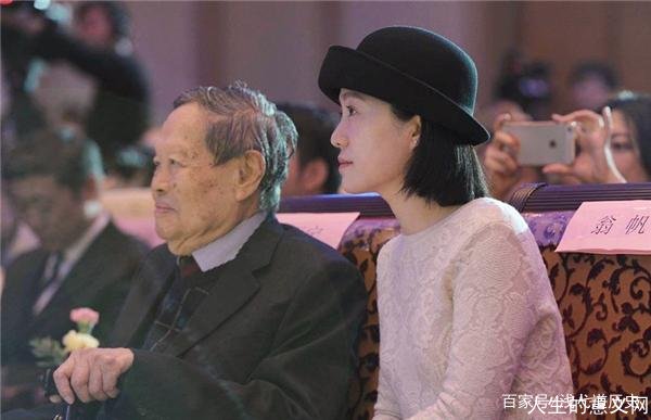 98岁的杨振宁,是如何称呼翁帆的父母?尽显高情商