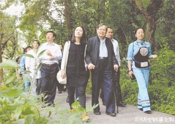 98岁的杨振宁,是如何称呼翁帆的父母?尽显高情商